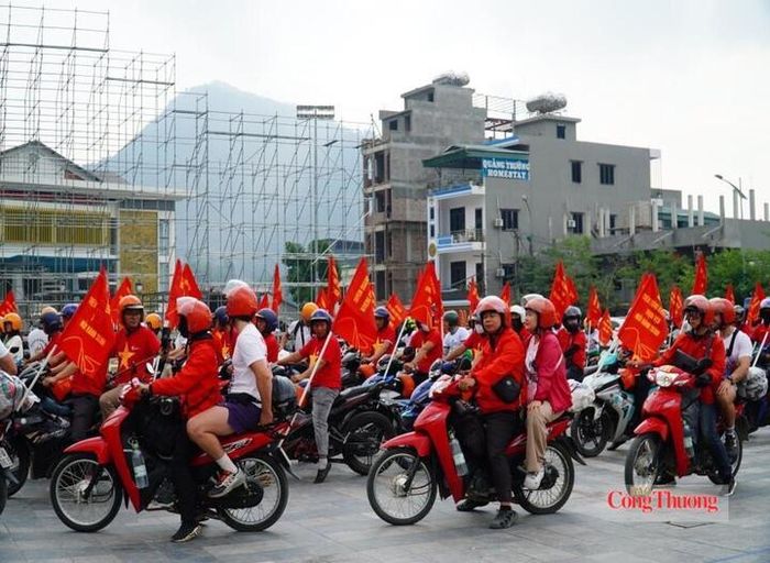 Các đoàn xe bắt đầu xuất phát hành trình từ trung tâm xã Đồng Văn, qua đèo Mã Pì Lèng đến Làng văn hóa du lịch Pả Vi Hạ, xã Mèo Vạc. Ảnh: Minh Đức
