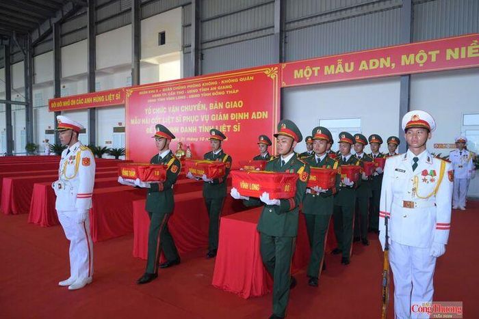 Cán bộ, chiến sĩ LLVT Quân khu 9 cẩn trọng, nghiêm trang di chuyển từng hòm mẫu sinh phẩm liệt sĩ lên máy bay.