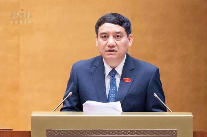 Chủ nhiệm Ủy ban Văn hóa và Xã hội Nguyễn Đắc Vinh trình bày Báo cáo tóm tắt thẩm tra dự án Luật sửa đổi, bổ sung một số điều của Luật Bảo hiểm xã hội. Ảnh: Quochoi.vn