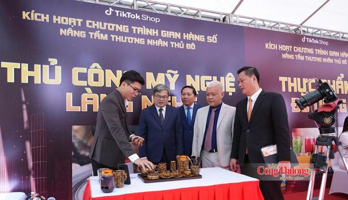 Phó Chủ tịch UBND TP. Hà Nội Trương Việt Dũng (thứ hai từ trái sang) tham quan các gian hàng. 