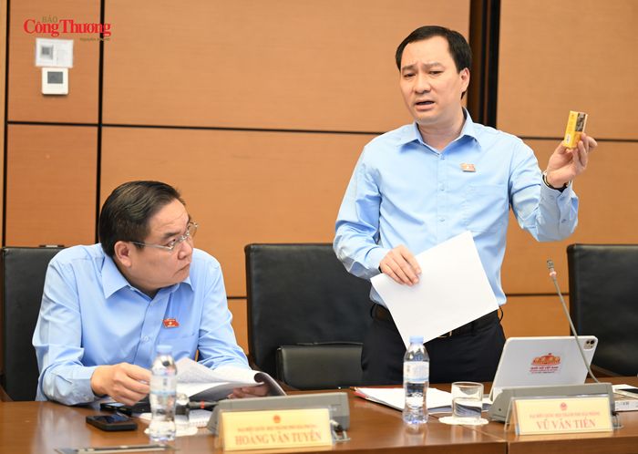 Đại biểu Vũ Văn Tiến (Đoàn đại biểu Quốc hội TP. Hải Phòng), Ủy viên là đại biểu Quốc hội hoạt động chuyên trách tại Uỷ ban Văn hoá và Xã hội của Quốc hội.