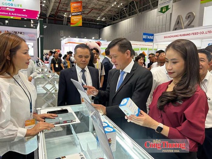 Các đại biểu tham quan gian hàng tại Vietstock 2026.