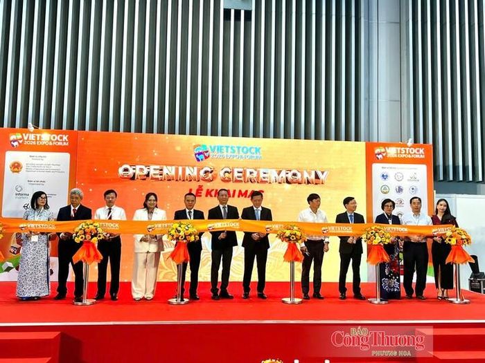 Đại biểu cắt băng khai mạc Vietstock 2026.