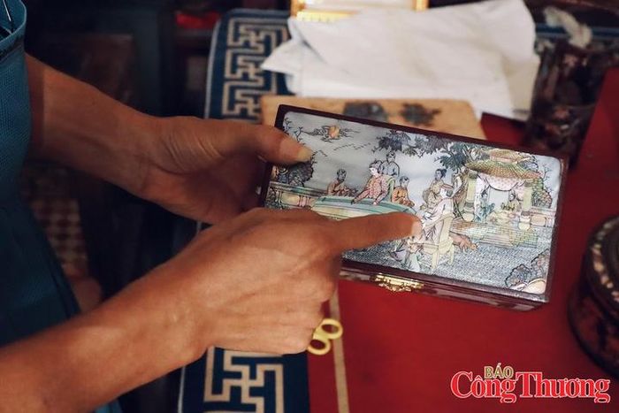 Giá thành sản phẩm khảm trai phụ thuộc vào loại nguyên liệu sử dụng, kích thước và độ cầu kỳ trong chế tác. Ảnh: Thanh Huyền
