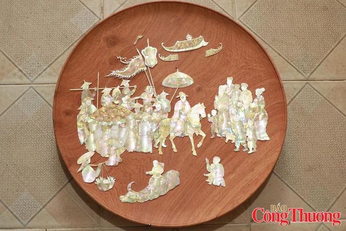 Không chỉ đòi hỏi kỹ thuật chế tác, sản phẩm khảm trai còn gửi gắm những câu chuyện, điển tích gắn với văn hóa dân tộc. Ảnh: Thanh Huyền