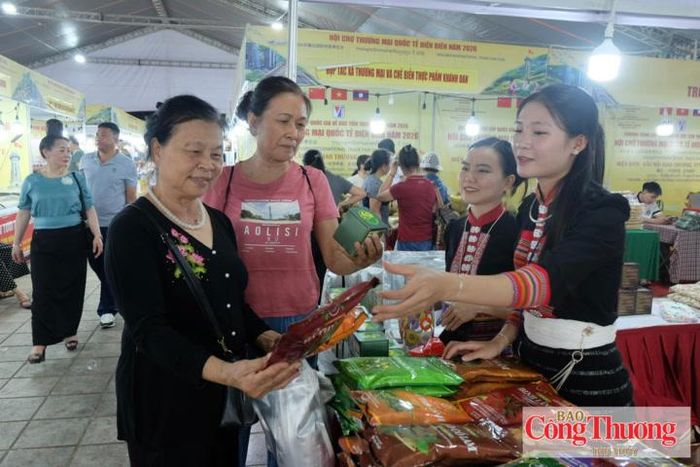 Gian hàng của tỉnh Nghệ An hấp dẫn người tiêu dùng tại hội chợ thương mại quốc tế Điện Biên 2026.