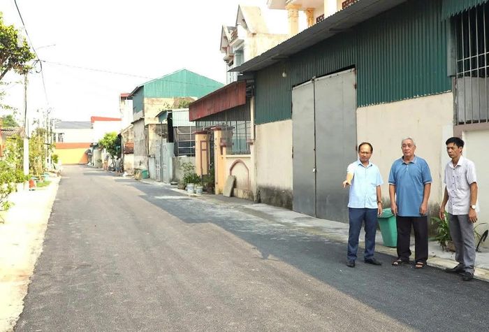 Con đường ngõ 12, thôn Trí Cẩn, xã Thiệu Hóa được thảm nhựa khang trang.