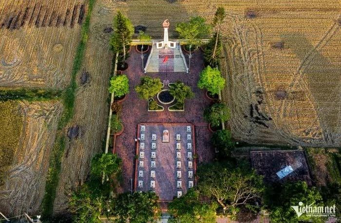 Nghĩa trang 21/10 còn được gọi là “Lớp học vĩnh hằng”, bởi đây là nơi yên nghỉ của 31 cô trò trường Phổ thông cấp II Thụy Dân trong vụ đánh bom của giặc Mỹ năm 1966. Ảnh: Vietnamnet