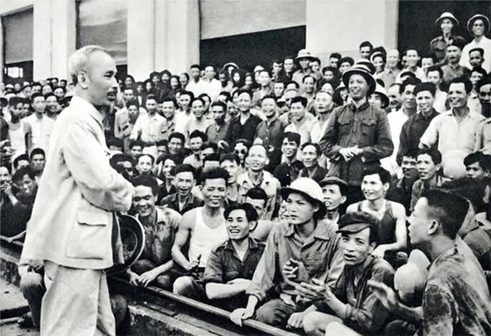 Chủ tịch Hồ Chí Minh thăm công nhân nhà máy Xe lửa Gia Lâm, Hà Nội, năm 1955. Ảnh tư liệu