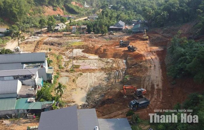 Dự án Trường Nội trú liên cấp TH&THCS Mường Mìn đang được san lấp mặt bằng, triển khai thi công.
