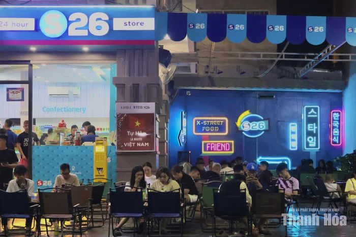 Cửa hàng tiện lợi trở thành điểm dừng chân quen thuộc của nhiều bạn trẻ vào buổi tối muộn.