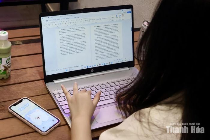 Bạn trẻ tranh thủ học bài tại cửa hàng tiện lợi buổi đêm.