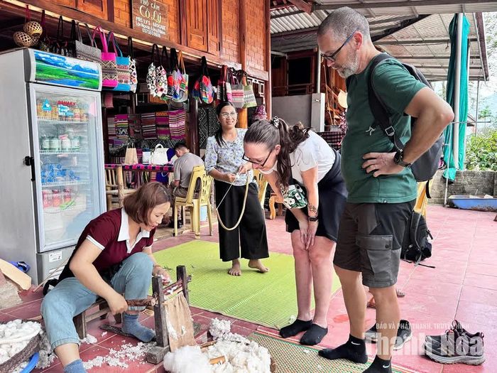 Người dân thôn Lũng Niêm (xã Pù Luông) vẫn giữ cách dệt thủ công, tạo nên những tấm thổ cẩm mang nét riêng của đồng bào Thái.
