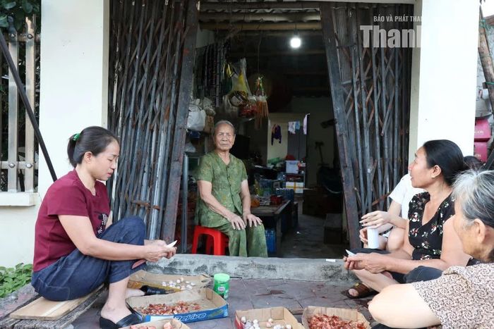 Gian hàng nhỏ của bà Nguyễn Thị Ứng ở tổ dân phố Liên Hải, phường Hải Bình, cũng là nơi mọi người ngồi lại chuyện trò.