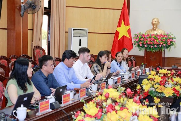 Các thành viên đoàn công tác của WB dự buổi làm việc.