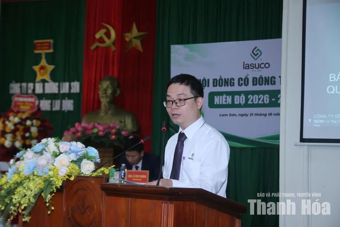 Ông Lê Huy Hùng, Trưởng ban kiểm soát LASUCO báo cáo các nội dung triển khai tại Đại hội.