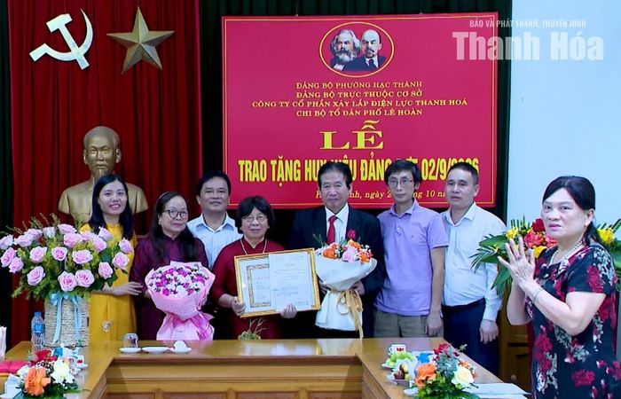 Chi bộ tổ dân phố Lê Hoàn trao tặng Huy hiệu 60 năm tuổi Đảng cho đồng chí Phạm Thị Kim Thúy.