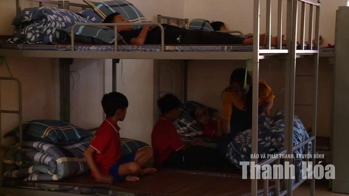 Thấu hiểu những bỡ ngỡ của học sinh trong những ngày đầu xa gia đình, giáo viên luôn chăm sóc các em, giúp các em dần an tâm với cuộc sống tại trường.