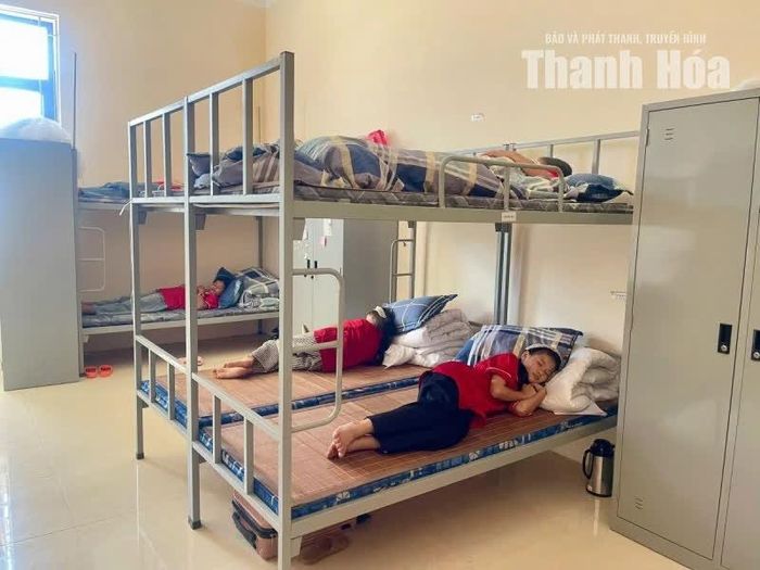 Sau bữa ăn, học sinh về tại khu nội trú ngủ trưa, chuẩn bị cho ca học chiều.