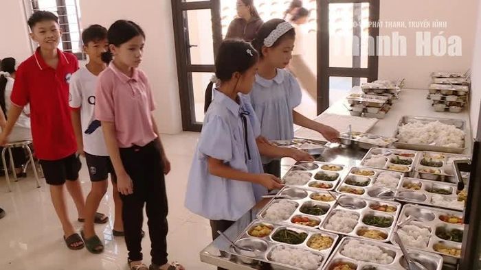 Học sinh lớp lớn tự giác lấy phần cơm, góp phần rèn luyện tính tự lập, ý thức trách nhiệm khi sống trong môi trường tập thể.