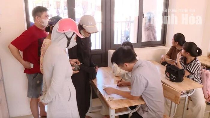 Sau 1 tuần học tập tại trường, chiều thứ 6, các phụ huynh mang căn cước tới từng lớp đón con trở về nhà.