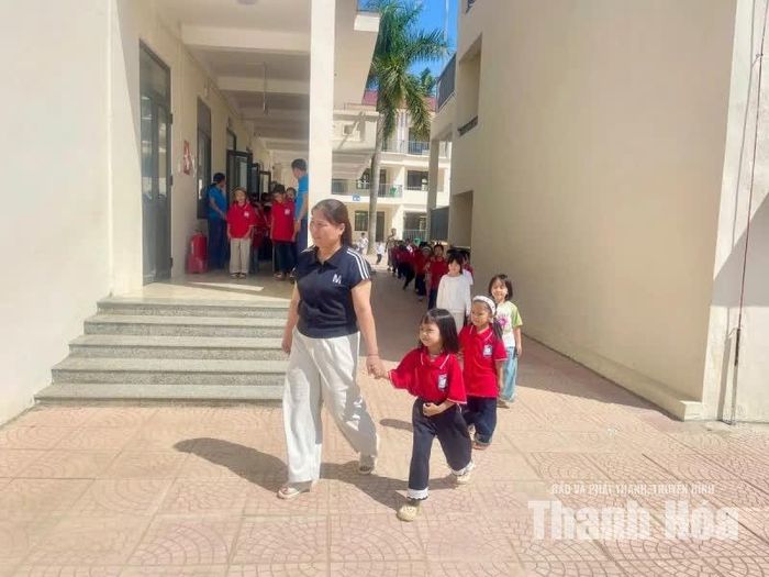 Tiếng trống báo hiệu giờ ăn vang lên, học sinh nhanh chóng xếp hàng, theo chân cô giáo vào nhà ăn.