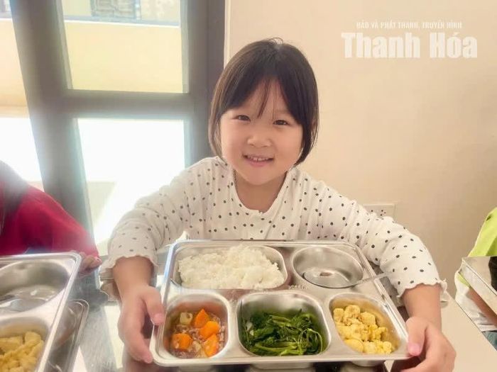 Em Pa Thị Hương Trà, học sinh lớp 1B nhận xét: “Con rất thích ăn cơm ở trường vì nó rất là ngon”.