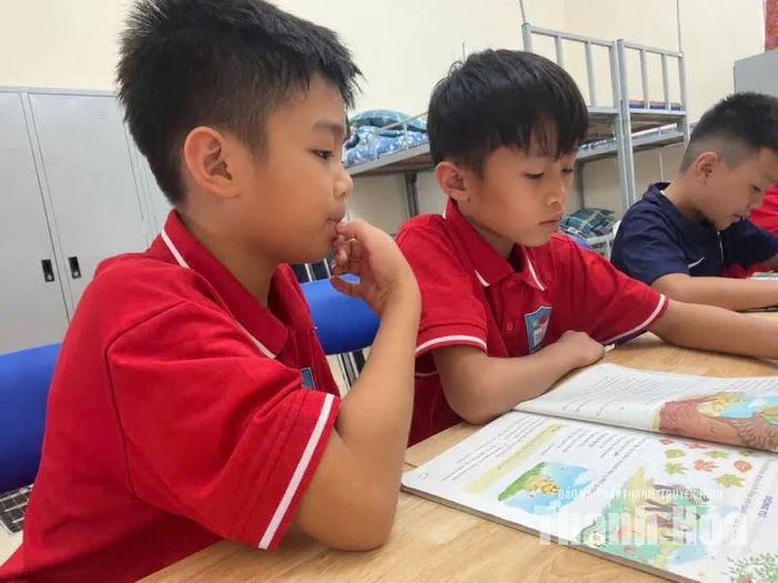 Khu nội trú được bố trí rộng rãi, đầy đủ tiện nghi, cùng với khu tự học, tạo điều kiện để học sinh học tập, nghỉ ngơi và sinh hoạt trong môi trường tập thể.