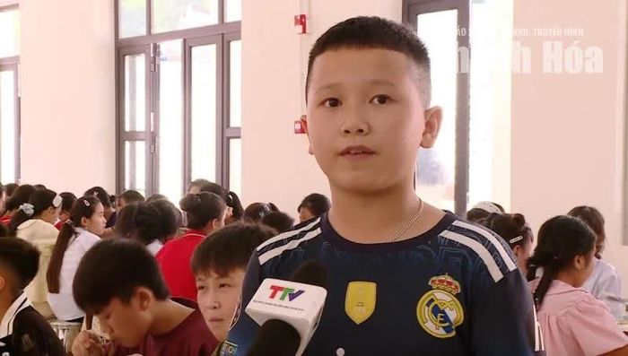 Em Lương Đình Tuân, học sinh lớp 6C cho biết: “Con thấy bữa cơm ở trường rất ngon, ngon hơn ở nhà. Con ăn rất là no. Các cô chú nhà bếp ở đây nhiệt tình, nấu ăn sạch sẽ, chu đáo”.