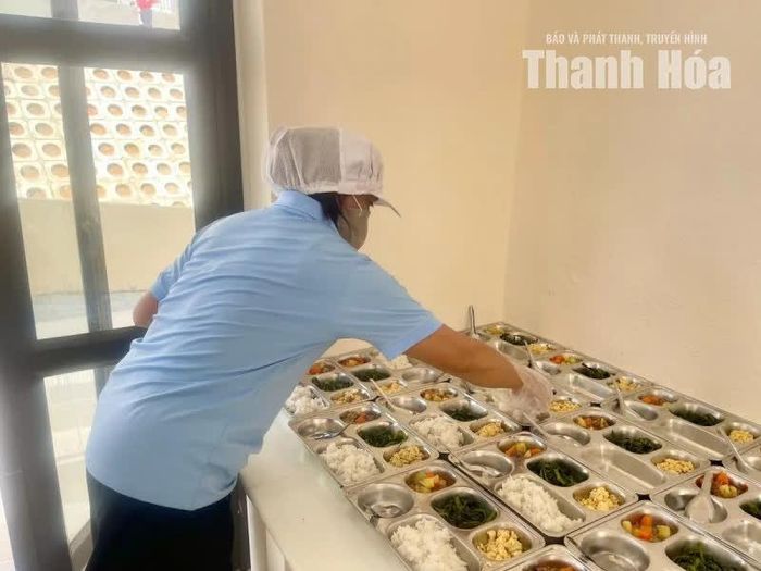Nhân viên nhà bếp đã chuẩn bị sẵn các phần ăn bảo đảm điều kiện dinh dưỡng và vệ sinh cho học sinh, giúp các em yên tâm học tập, sinh hoạt tại trường.