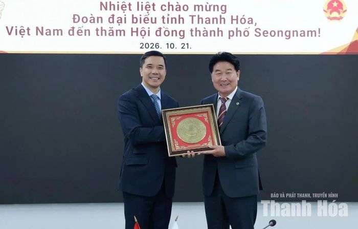 Phó Bí thư Thường trực Tỉnh ủy Thanh Hóa Nguyễn Hồng Phong tặng quà cho Hội đồng thành phố Seongnam.