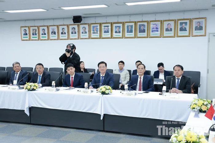 Thành viên đoàn công tác của tỉnh Thanh Hóa tham gia buổi làm việc.