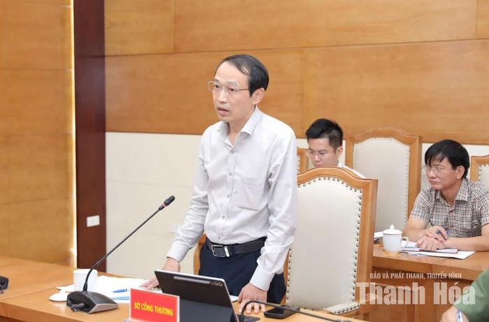 Lãnh đạo Sở Công Thương báo cáo các nội dung liên quan tại hội nghị.