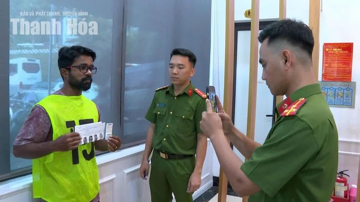 Lực lượng Công an xác minh nhân thân, lai lịch của các đối tượng trong đường dây.