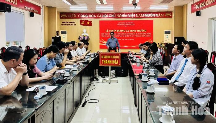 Toàn cảnh lễ tuyên dương và trao thưởng.