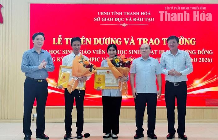 Lãnh đạo Sở Giáo dục và Đào tạo cùng đại biểu trao Bằng khen của Chủ tịch UBND tỉnh và phần thưởng cho em Lê Hồng Nhân và thầy giáo Nguyễn Bá Tư.