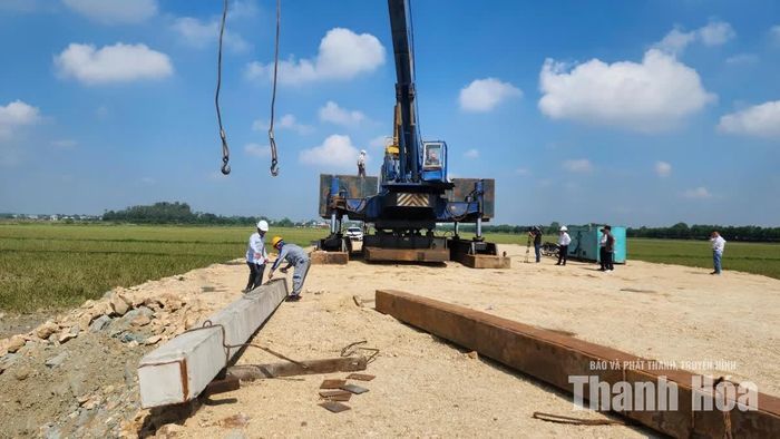 ... và dự án cấp nước thô dọc Quốc lộ 47 đang được chủ đầu tư là Công ty CP Tập đoàn AnhPhatGroup khẩn trương thi công.
