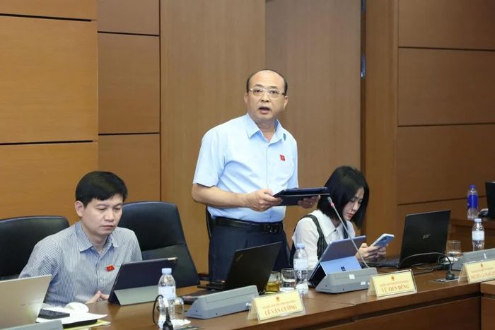 Đại biểu Vũ Tiến Dũng, Đoàn ĐBQH tỉnh Thanh Hoá phát biểu thảo luận.