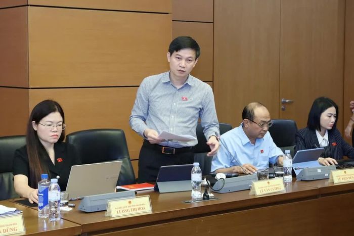 Đại biểu Lê Văn Cường, Đoàn ĐBQH tỉnh Thanh Hóa phát biểu thảo luận.