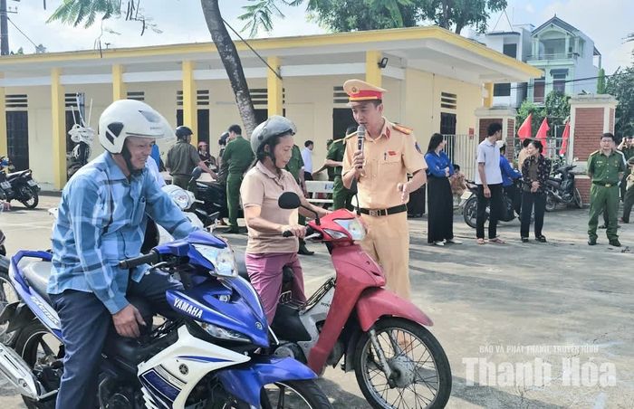 Cán bộ Phòng Cảnh sát giao thông hướng dẫn kỹ năng lái xe cho người dân xã Thọ Phú.
