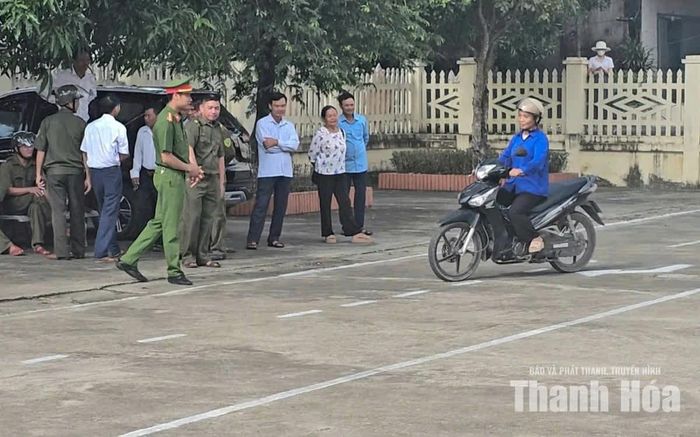Người dân xã Thọ Phú tích cực tham gia thực hiện kỹ năng lái xe trên sa hình.