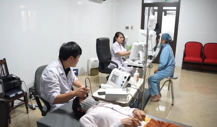 Nhiều bệnh lý đáy mắt có thể tiến triển âm thầm, không gây đau hoặc chưa khiến người bệnh nhận thấy thị lực suy giảm rõ rệt trong giai đoạn đầu.