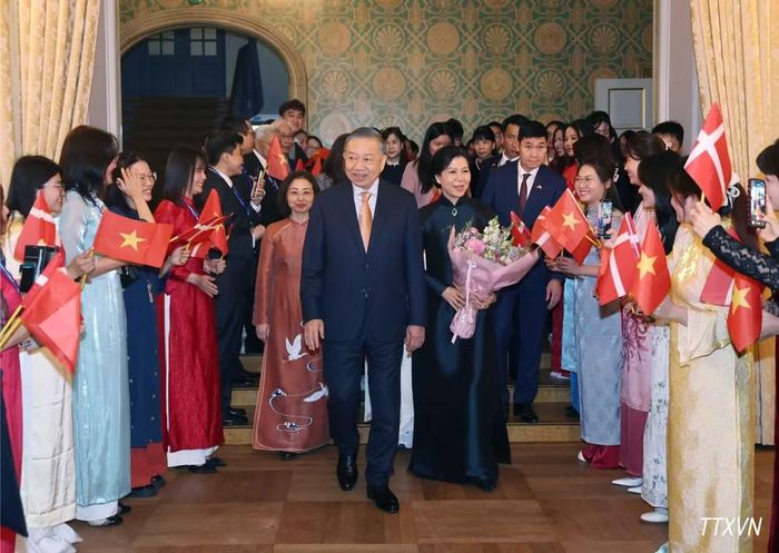 Tổng Bí thư, Chủ tịch nước Tô Lâm và Phu nhân Ngô Phương Ly dự buổi gặp gỡ cán bộ, nhân viên Đại sứ quán Việt Nam tại Đan Mạch và cộng đồng người Việt Nam tại Đan Mạch, Iceland và Nam Thụy Điển. Ảnh: Thống Nhất – TTXVN