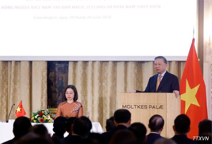 Tổng Bí thư, Chủ tịch nước Tô Lâm nói chuyện thân mật với cán bộ, nhân viên Đại sứ quán Việt Nam tại Đan Mạch và cộng đồng người Việt Nam tại Đan Mạch, Iceland và Nam Thụy Điển. Ảnh: Thống Nhất – TTXVN