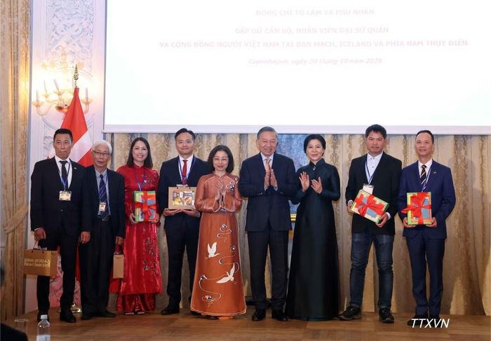 Tổng Bí thư, Chủ tịch nước Tô Lâm và Phu nhân Ngô Phương Ly tặng quà và sách tiếng Việt cho cộng đồng người Việt Nam. Ảnh: Thống Nhất – TTXVN