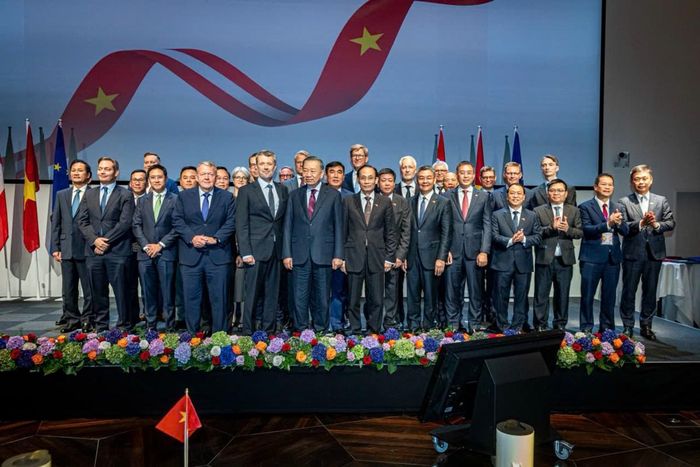 Tổng Bí thư, Chủ tịch nước Tô Lâm và Nhà Vua Đan Mạch Frederik X cùng các đại biểu và các doanh nghiệp hai nước. Ảnh: Hateco