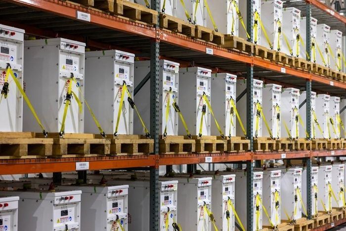 Khoảng 2.000 hệ thống lưu trữ năng lượng bằng pin đang được bổ sung mỗi tuần tại California. Ảnh: AP/Lauren Petracca