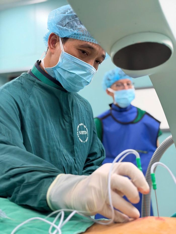Đối với những người bệnh đau sau zona kéo dài, kỹ thuật sóng cao tần phong bế giảm đau cũng có thể được cân nhắc Ảnh: Bệnh viện Bệnh Nhiệt đới Trung ương