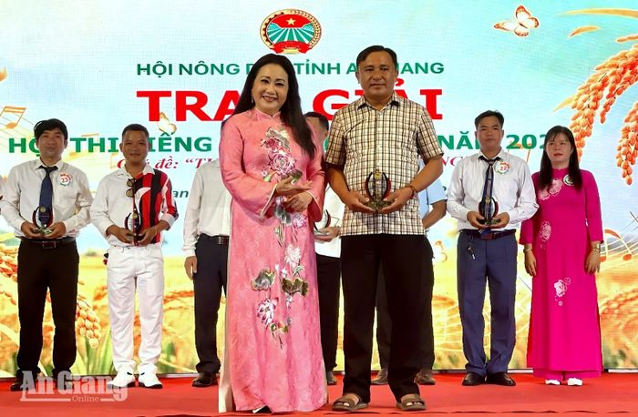 Nghệ sĩ Thanh Hằng trao giải Hội thi Tiếng hát nông dân.