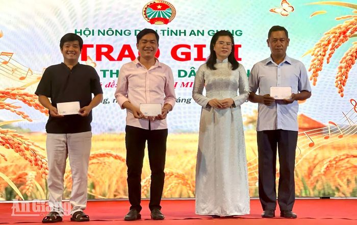 Trao giải Hội thi bánh dân gian.